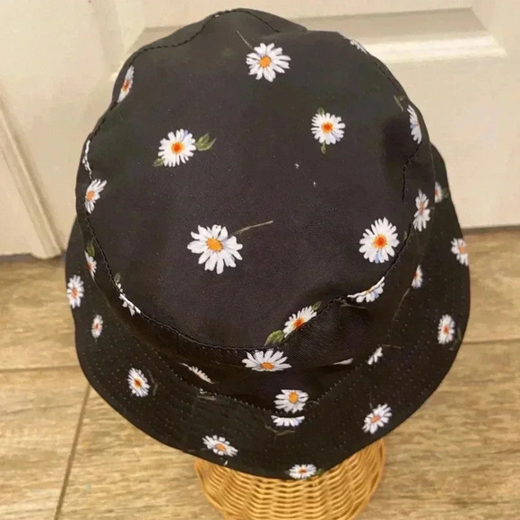 Alice and Oliva Bucket Hat Black with Daisies Reversible One Size Fits Most - Picture 5 of 7